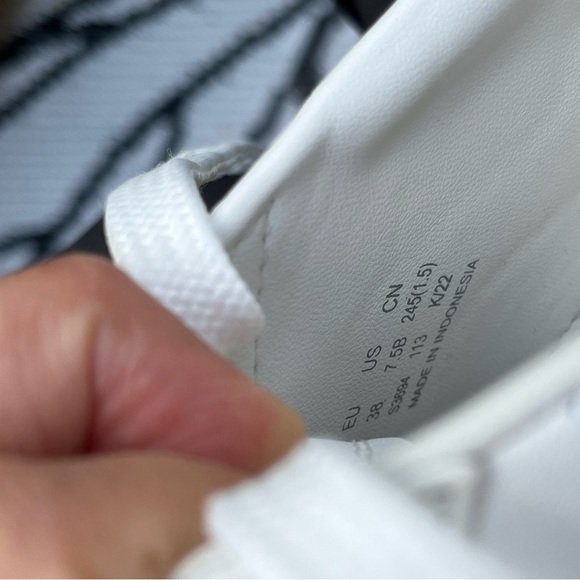 Stuart Weitzman Daryl Pro Low-Top Sneakers - Picture 16 of 17